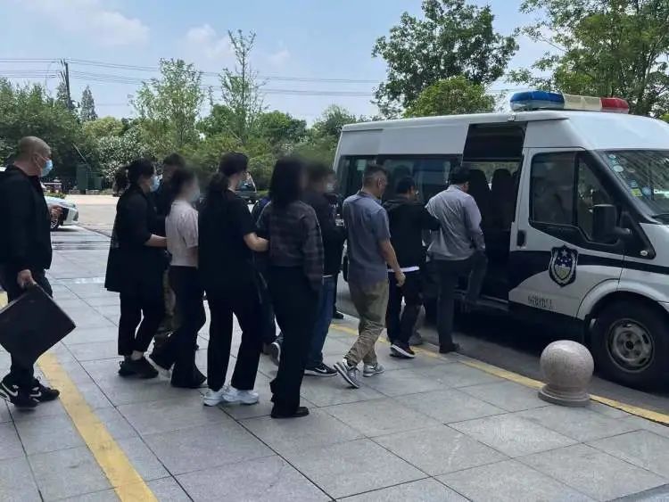 几个月就卖上千万！上海一制造假冒知名品牌涂料团伙被端