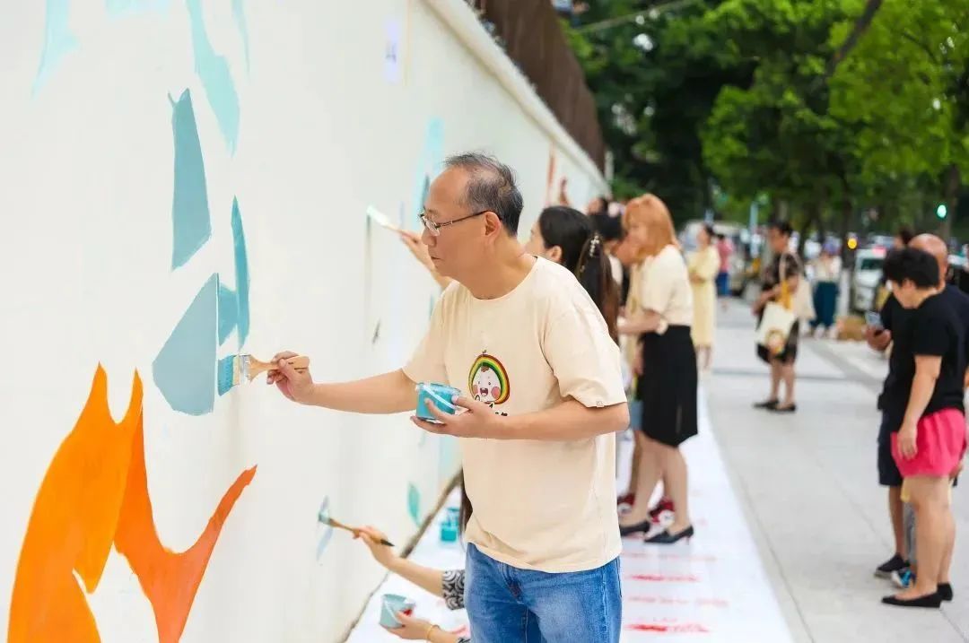 55米围墙彩绘&ldquo;添色&rdquo;烟火里的幸福成都