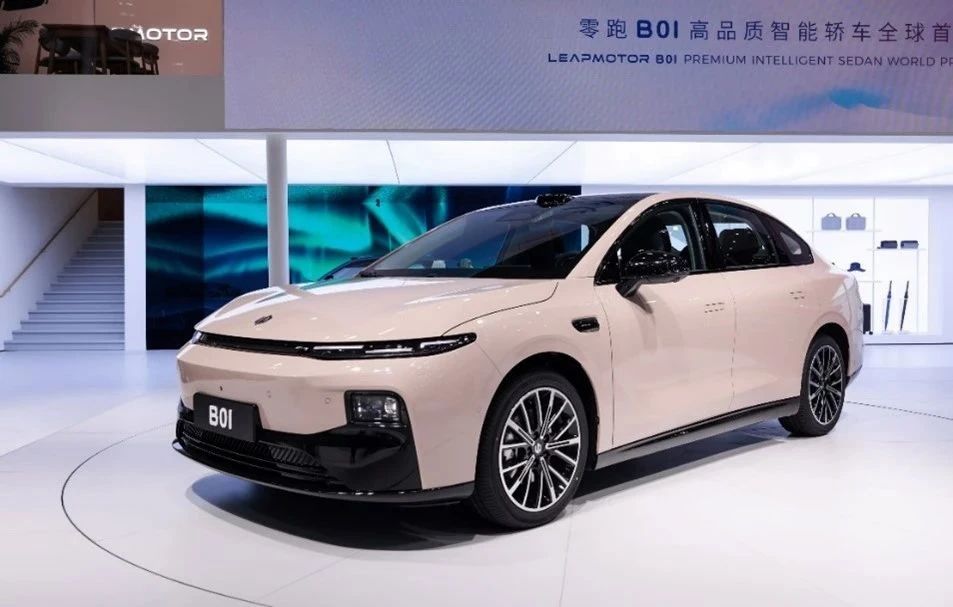 零跑汽车与立邦共同开发，摩根粉车色搭载零跑B01全球首发