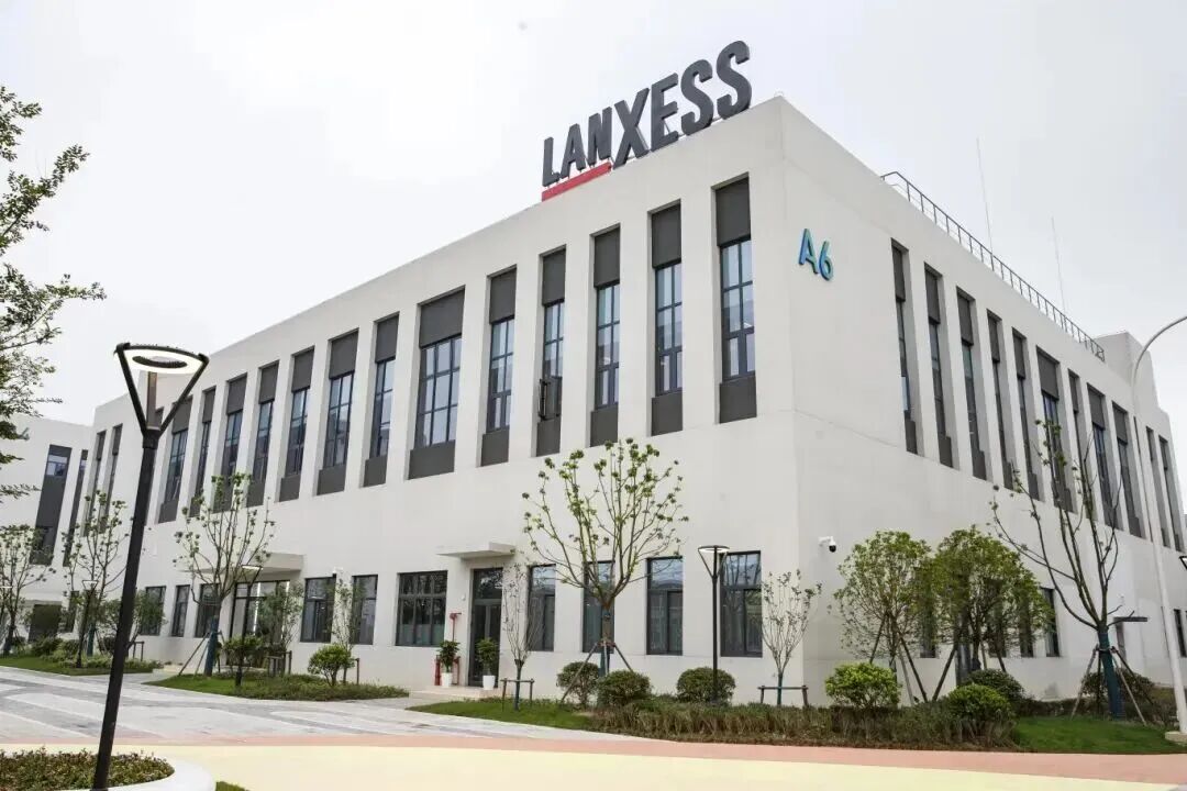 朗盛获锂电龙头亿纬锂能认可，或暗示化工巨头转型的风向