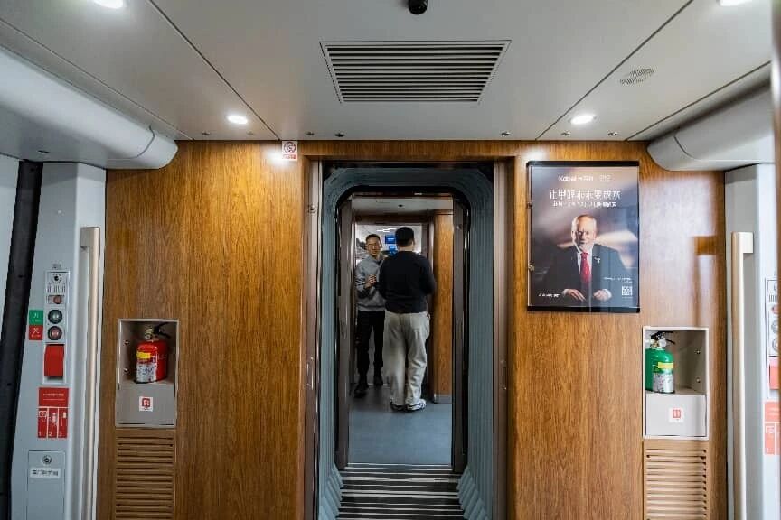 卡百利强势霸屏核心交通枢纽，双渠道投放触达百万级高净值人群