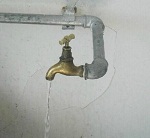 广州一小区自来水喝出油漆味 居民疑水阀刷油漆所致