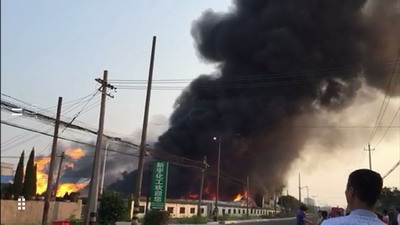宜兴新宇化工仓库起火 现场黑烟滚滚