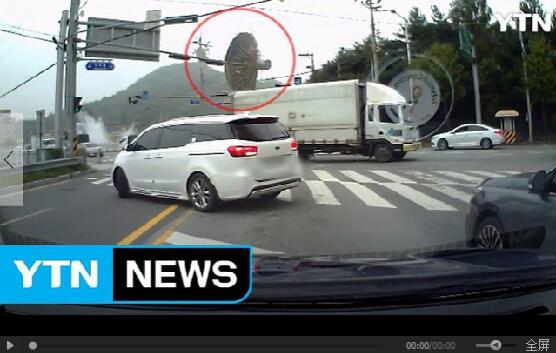 韩国化工厂爆炸导致水塔从天而降砸向公路的可怕一幕