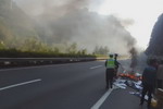 小货车高速路上自燃，主因油漆温度太高所导致