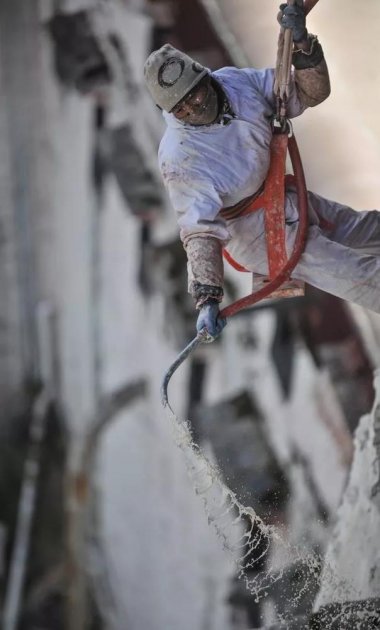 【图集】布达拉宫开始&ldquo;年度美容&rdquo;，数百人排队运涂料