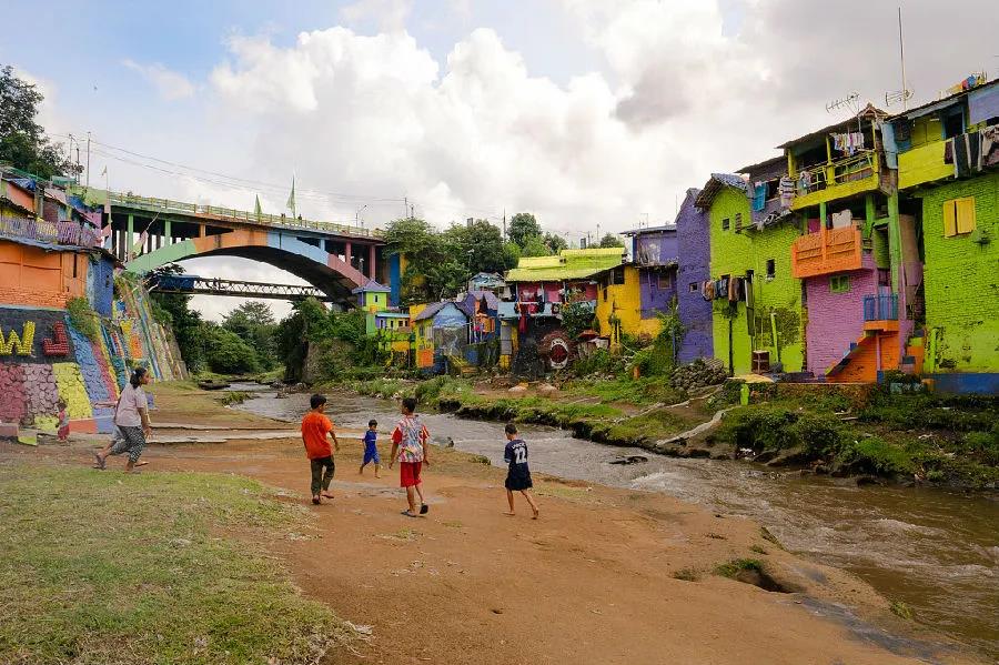 【图集】旧貌换新颜！印尼贫民窟变身彩虹村庄 色彩斑斓宛如画卷